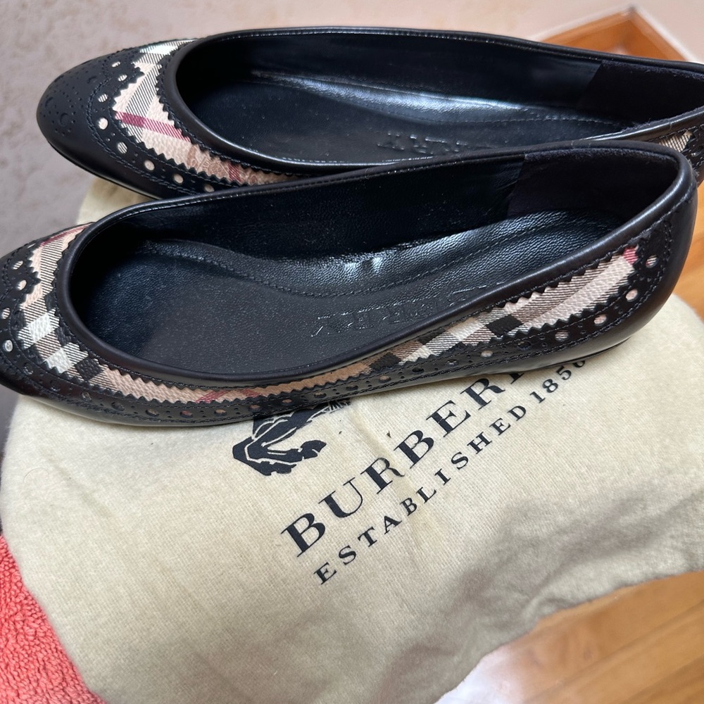 Burberry Women's Black and Cream Loafers